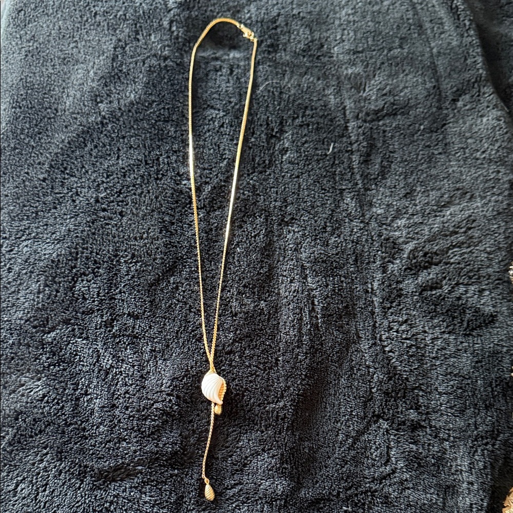 Elegant Gold Necklace with Shell Pendant